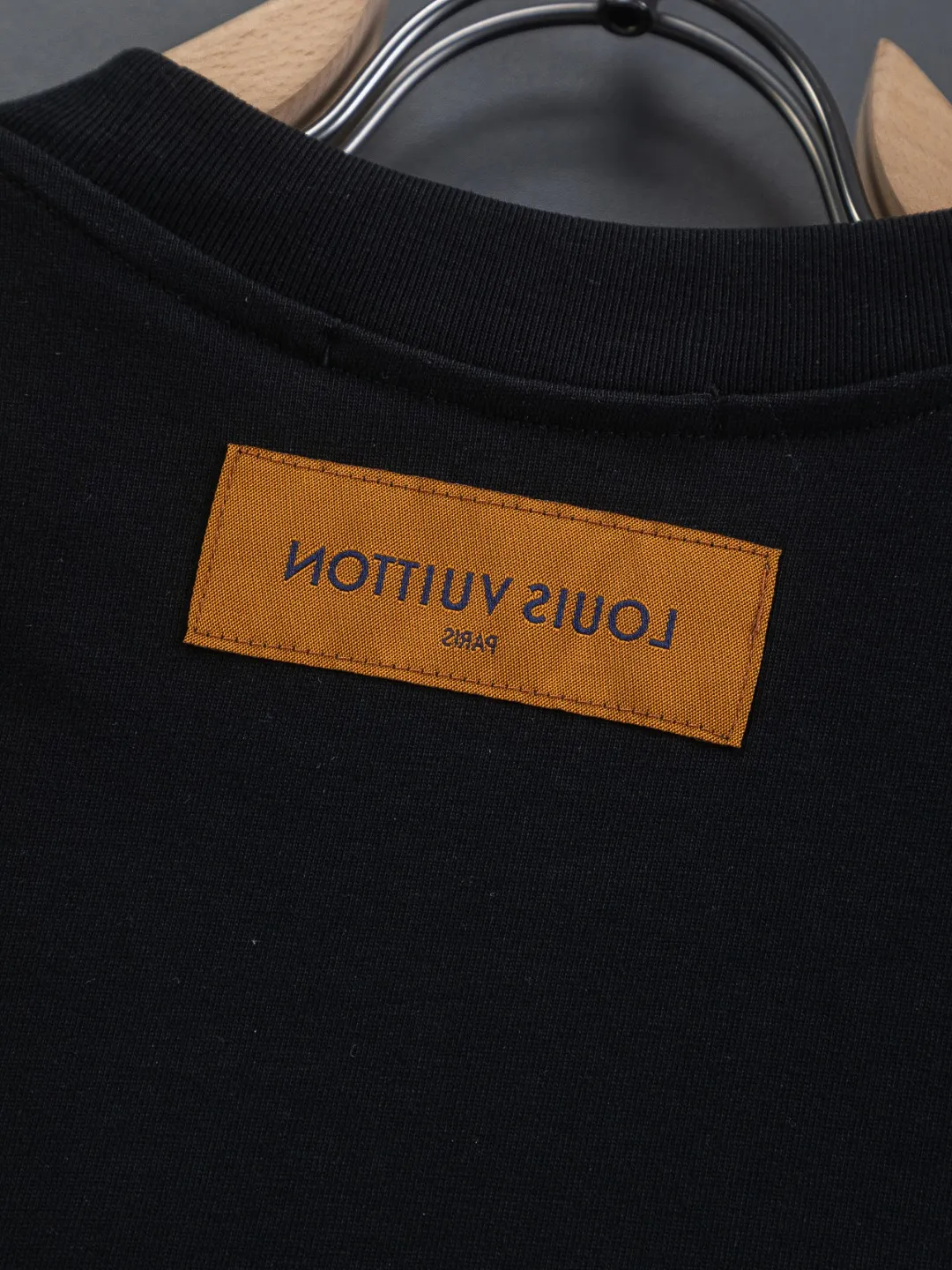 🅿️190 Louis Vuitton 1V LV micro-wide version S-XL LV 26ss new products are available at the counter simultaneously. Multiple craftsmanship. Colorful half-body digital full flower logo on the chest🪡 embroidery. Round neck short-sleeved T-shirt, same style for men and women! Consigned to one-to-one creation. Synchronized with the official website, pure cotton fabrics at the counter! It is close to the skin and comfortable, durable and easy to wear. It has a classic and simple logo design and meticulous original craftsmanship. Short-sleeves, a must-have item for men, do not appear to be the same for the general public, but must be unique and eye-catching. This LV short-sleeve is all about quality, comfort, the same shape and fashion as always, including fabrics and cutting techniques. All of them have been made with great effort! 320 grams of washed pure cotton fabric, pure cotton is breathable, very refreshing and comfortable for daily wear. The rib knitting on the neckline is smooth and tight, and the neckline will not be skewed if you toss it at will. The loose version, you will find that it looks really good on the upper body. The overall is minimalist and neat, super versatile for daily use! Pair it casually with a pair of pants for a youthful look. A T-shirt will make your outfit crazy. It is a fashionable item that can never go wrong! Color: Black White Size: S-XL Size chart: S: Shoulder width 45.5-Bust 52-Length 70 M: Shoulder width 47-Bust 54-Length 72 L: Shoulder width 48.5-Bust 56-Length 74 XL: Shoulder width 50-Bust 58-Length 76